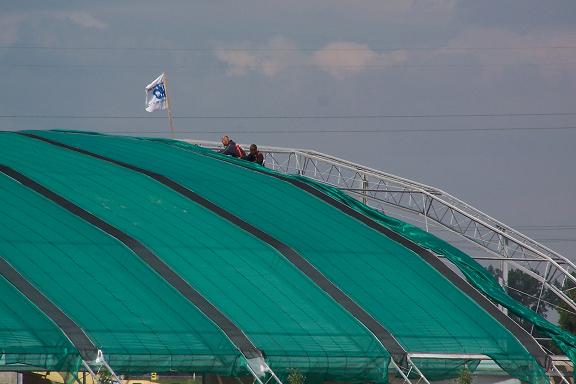 Dak boogstal bijna klaar (17 juni 2006)