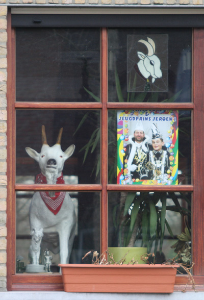 Raam op carnavaleske manier versierd