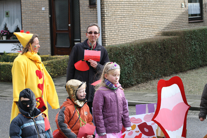 Pastoor Boon loopt ook mee met de kinderen