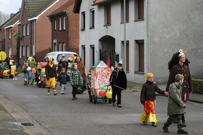 Kinderen en ook enkele ouderen lopen mee in de optocht