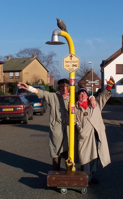 Duo kortsloeting uit Susteren helemaal alleen in de straten van Dieteren
