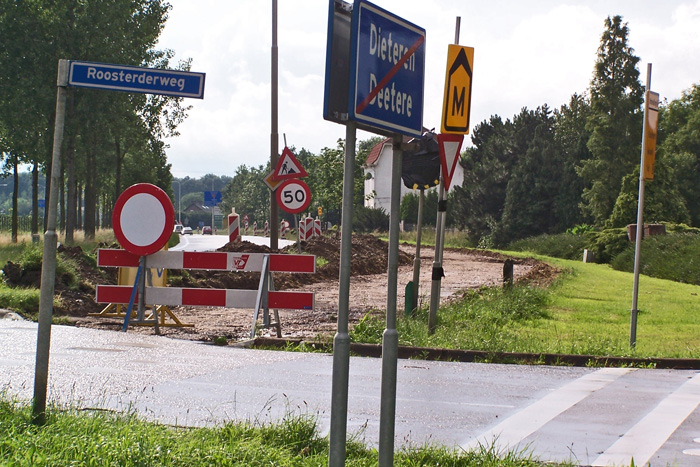 Asfaltlaag fietspad noordzijde maaseikerweg verwijderd.